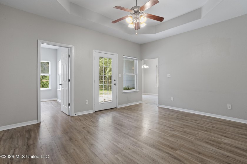 Cute as a button! Move-in ready 3 bed, 2 bath home close to - photo 5