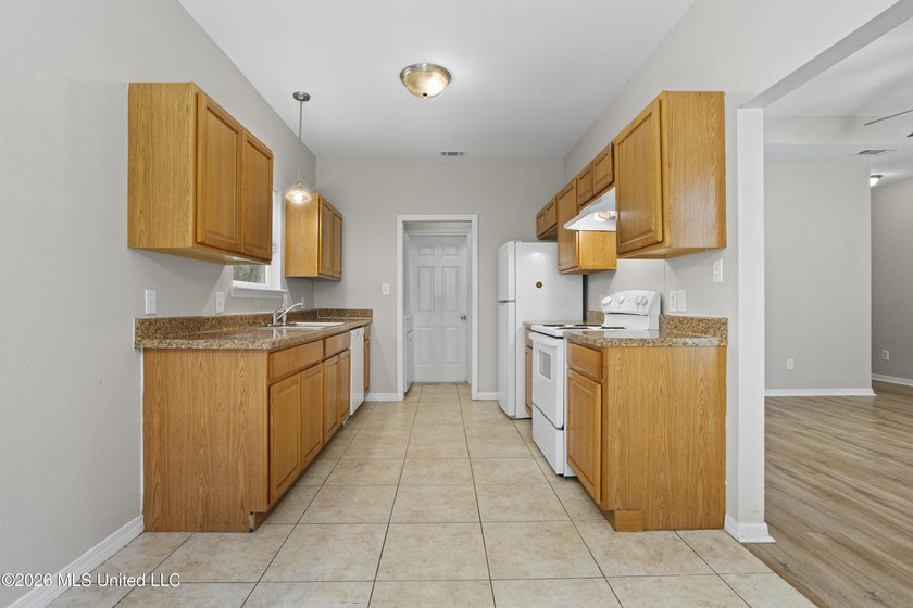 Cute as a button! Move-in ready 3 bed, 2 bath home close to - photo 9