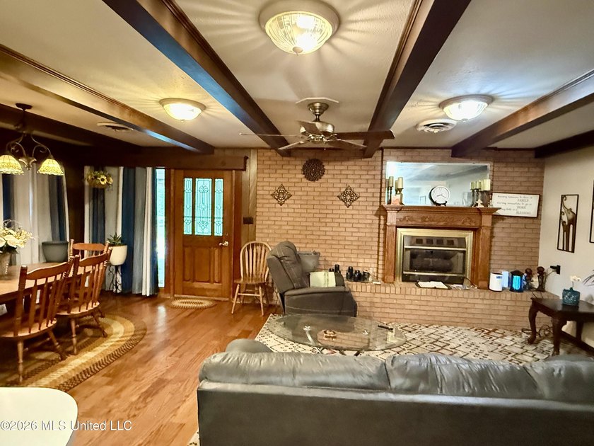 Get a glimpse of this beautiful 4 bedroom, 2.5 bath residence - photo 10