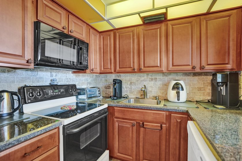 Private, first floor corner unit, furnished 2 bedroom/1.5 bath - photo 8