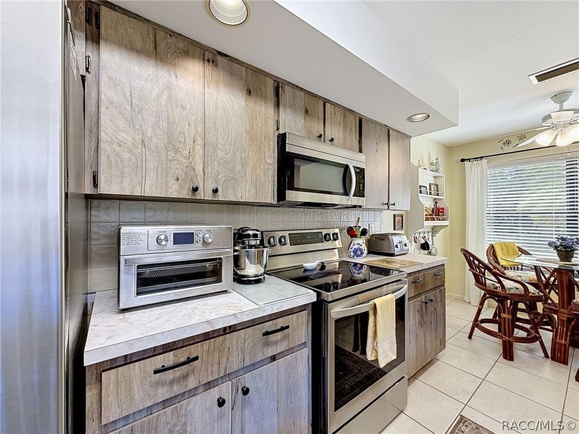 Welcome to waterfront living in the heart of Homosassa! Located - photo 10