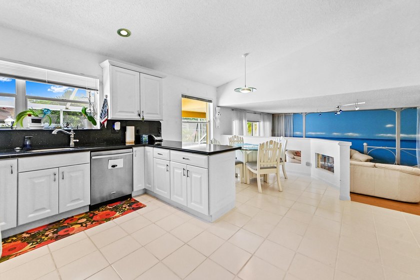 Welcome to a vibrant Lake Charleston pool home that blends - photo 11