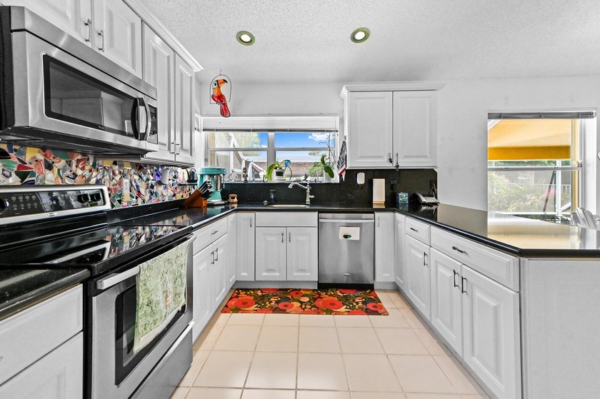 Welcome to a vibrant Lake Charleston pool home that blends - photo 13