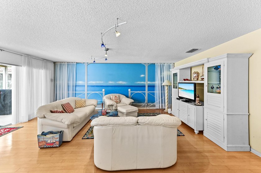 Welcome to a vibrant Lake Charleston pool home that blends - photo 14