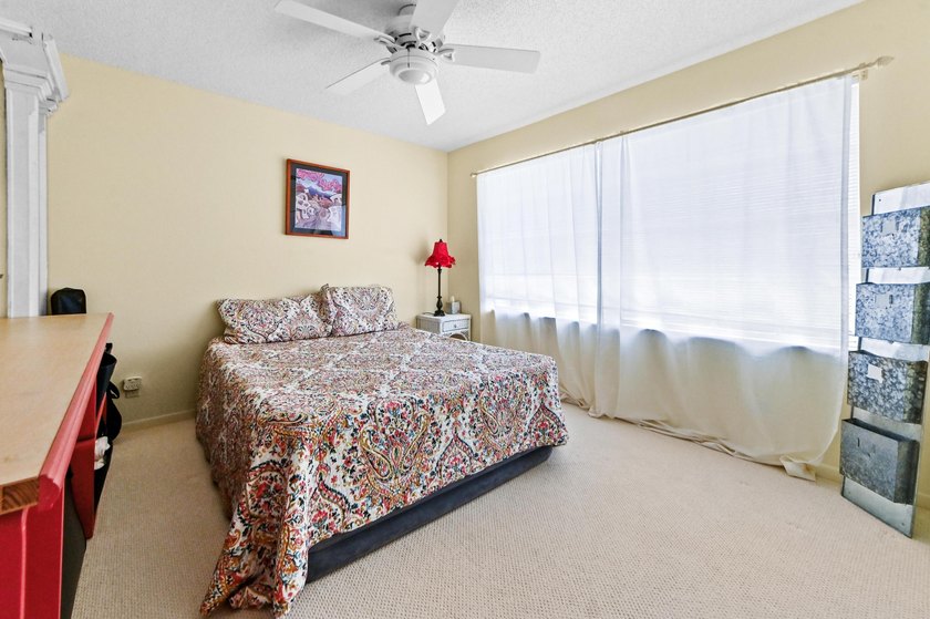 Welcome to a vibrant Lake Charleston pool home that blends - photo 23