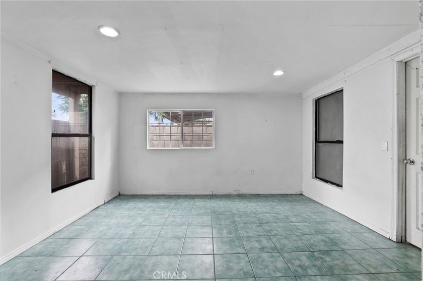 Charming 3-bedroom, 2.5-bath home in a prime Santa Ana location - photo 27