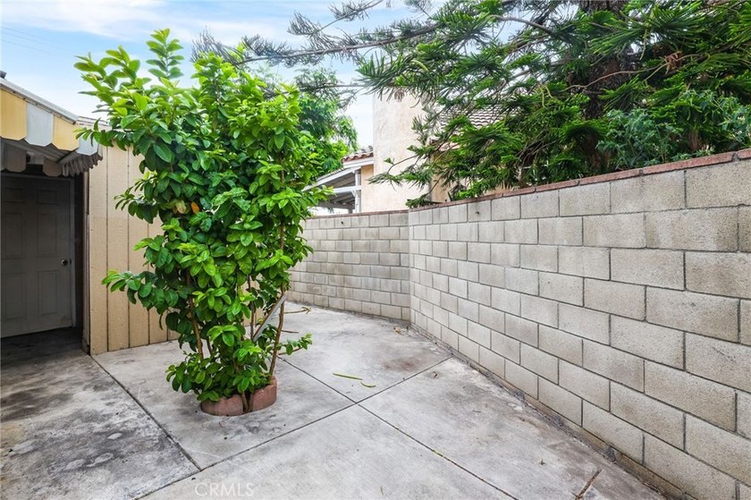 Charming 3-bedroom, 2.5-bath home in a prime Santa Ana location - photo 31