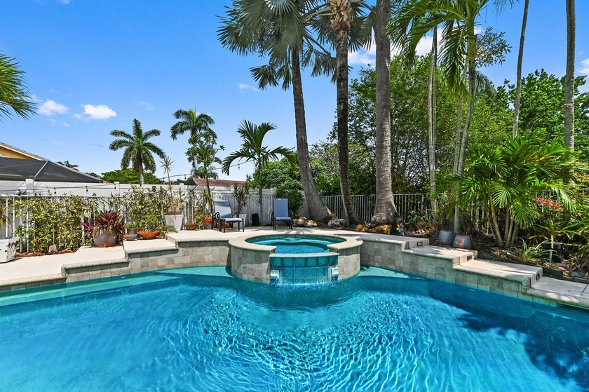 Welcome to a vibrant Lake Charleston pool home that blends - photo 31