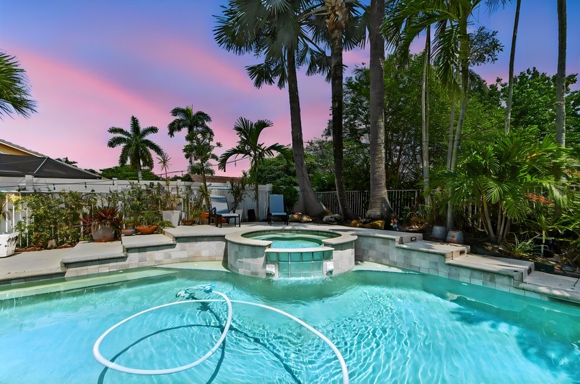 Welcome to a vibrant Lake Charleston pool home that blends - photo 32