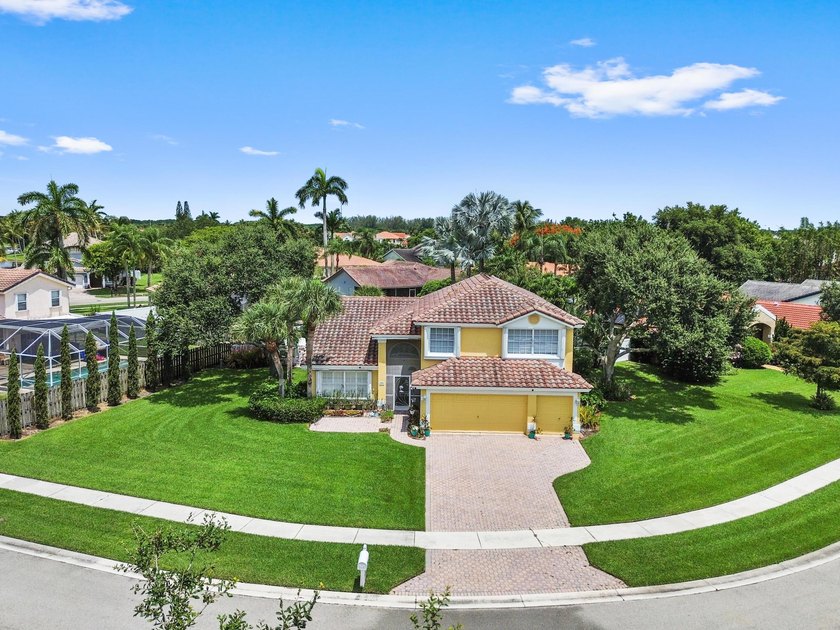 Welcome to a vibrant Lake Charleston pool home that blends - photo 33