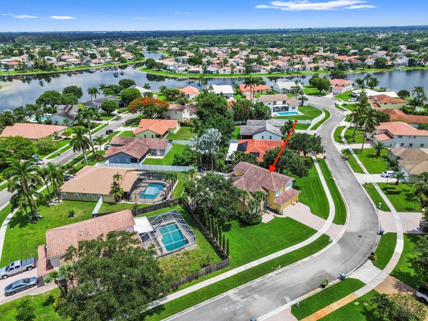Welcome to a vibrant Lake Charleston pool home that blends - photo 35