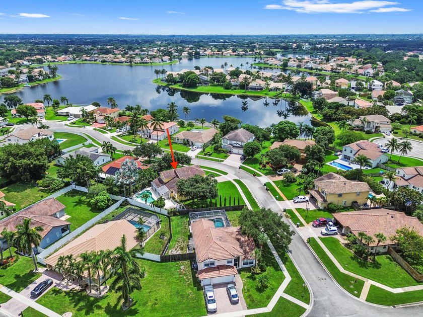 Welcome to a vibrant Lake Charleston pool home that blends - photo 36