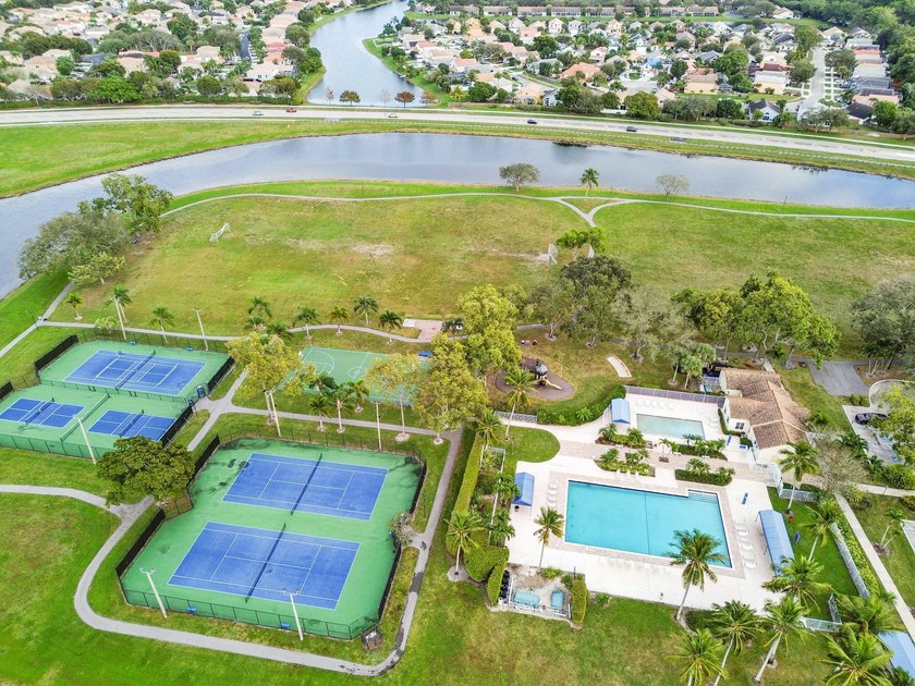 Welcome to a vibrant Lake Charleston pool home that blends - photo 42