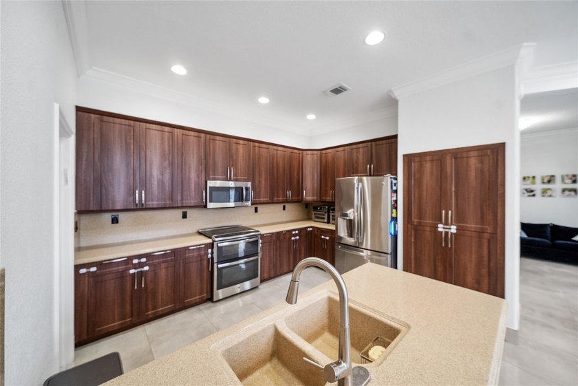 Beautiful 4-bedroom, 2.5-bath two-story single-family home - photo 4