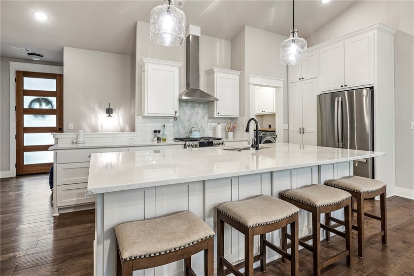 Built by renowned Dave Marrs Development, this stunning - photo 3