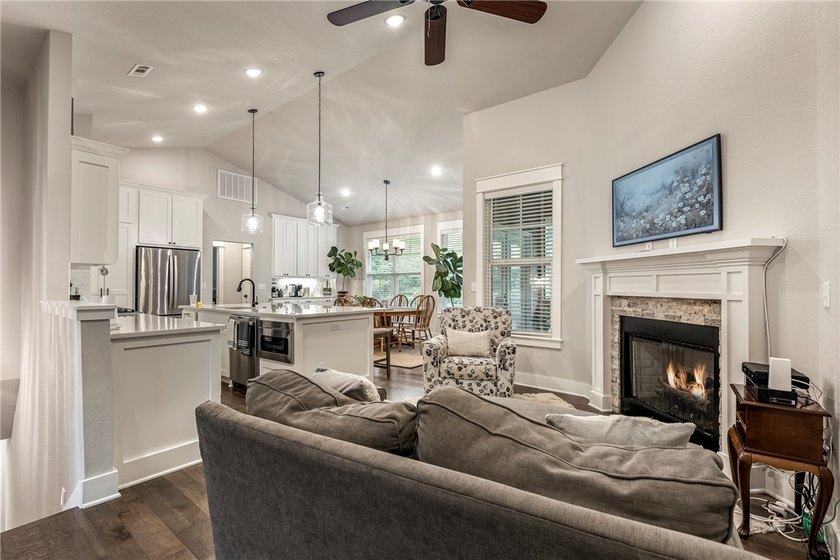Built by renowned Dave Marrs Development, this stunning - photo 8