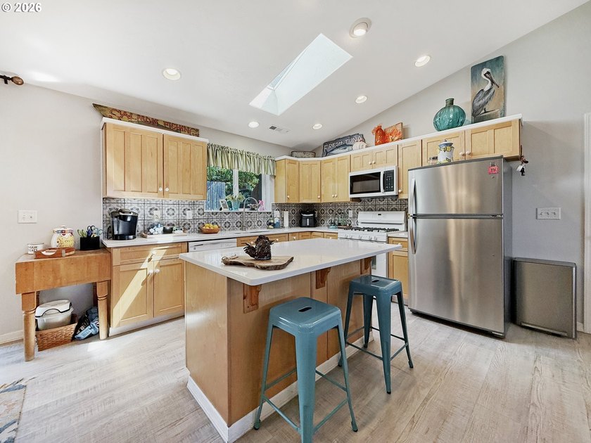 Welcome to this charming single-level home in Brookings, Oregon - photo 3
