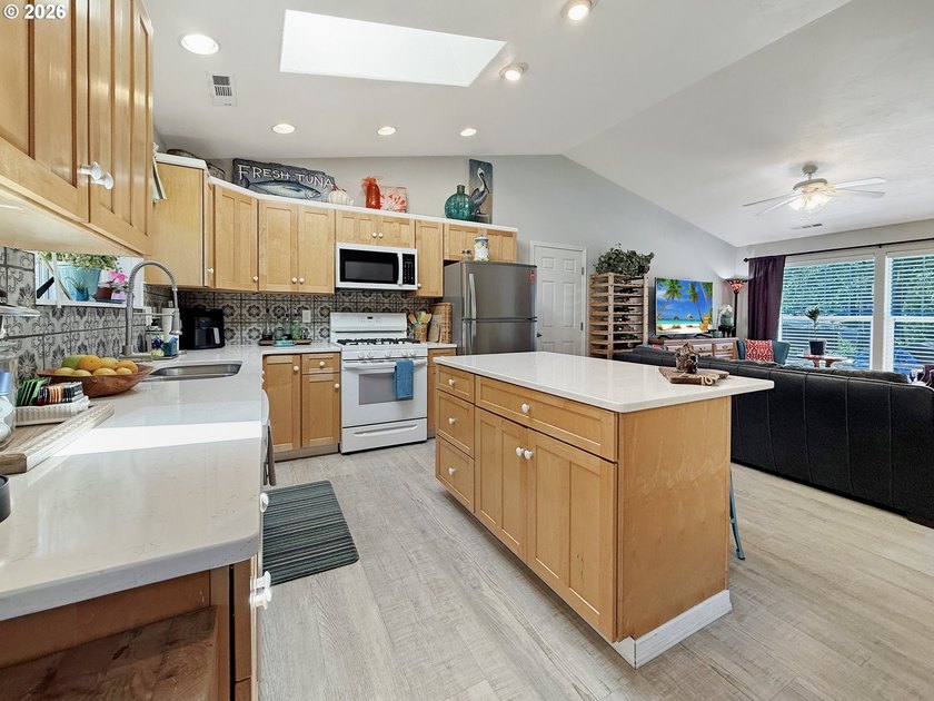 Welcome to this charming single-level home in Brookings, Oregon - photo 5