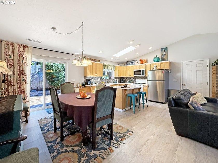 Welcome to this charming single-level home in Brookings, Oregon - photo 7