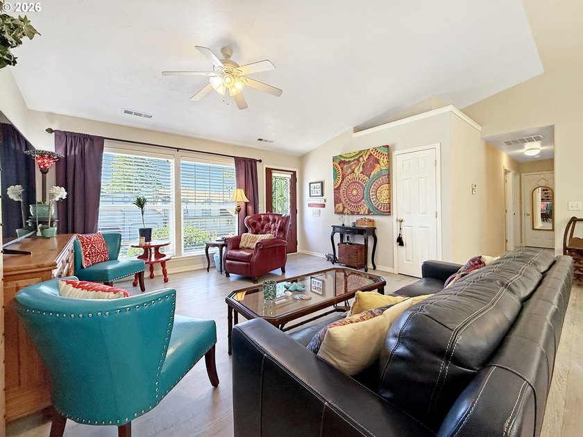 Welcome to this charming single-level home in Brookings, Oregon - photo 8
