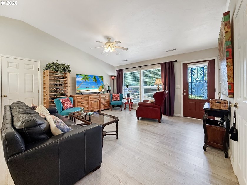 Welcome to this charming single-level home in Brookings, Oregon - photo 9