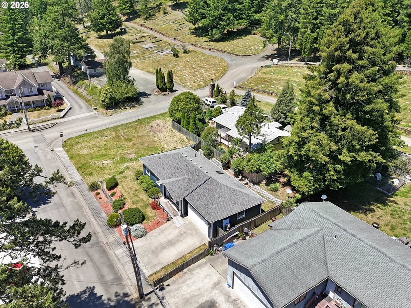 Welcome to this charming single-level home in Brookings, Oregon - photo 10