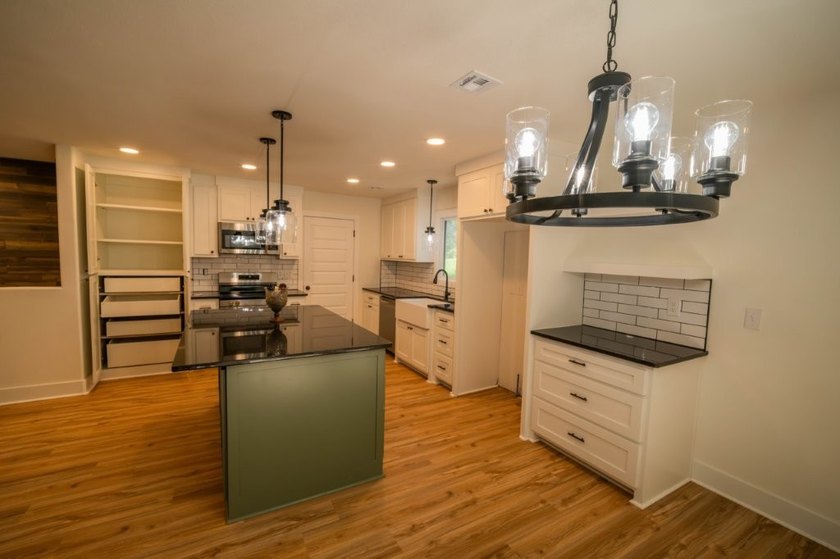 Totally remodeled - new roof, flooring, paint, appliances - photo 12