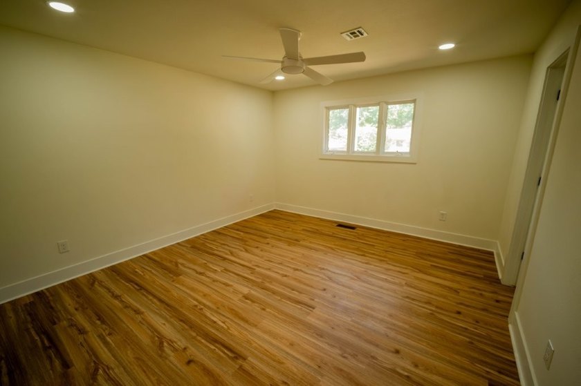 Totally remodeled - new roof, flooring, paint, appliances - photo 14