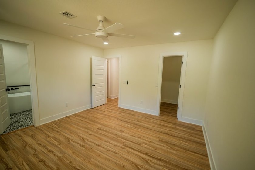 Totally remodeled - new roof, flooring, paint, appliances - photo 15