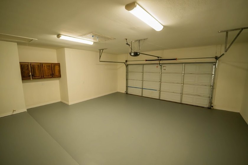 Totally remodeled - new roof, flooring, paint, appliances - photo 26