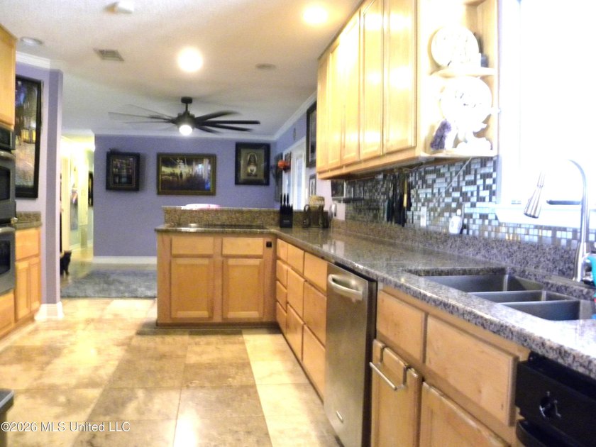 If you're looking for a home in the highly sought-after Bayou - photo 6