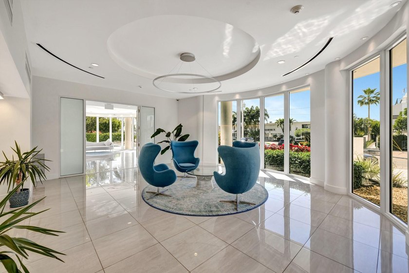 Stunning half-floor 2BR + den just 3 blocks from the sand in the - photo 4