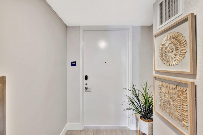 Stunning half-floor 2BR + den just 3 blocks from the sand in the - photo 5