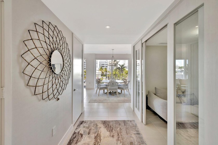Stunning half-floor 2BR + den just 3 blocks from the sand in the - photo 6