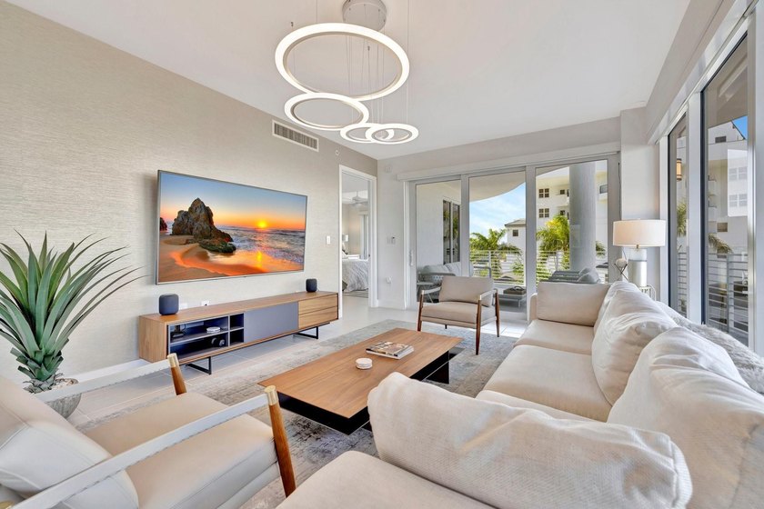 Stunning half-floor 2BR + den just 3 blocks from the sand in the - photo 10