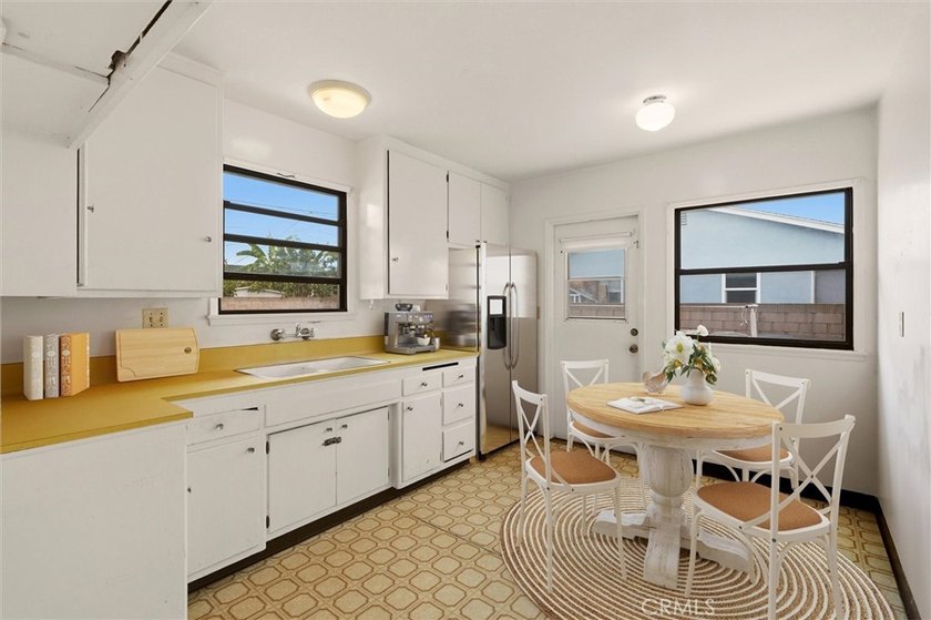 A rare opportunity to create your dream home. This thoughtfully - photo 5