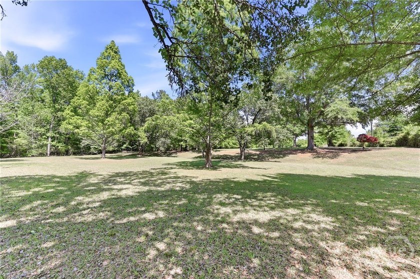 Charming updated 1940's white Farmhouse with 4 bedrooms &amp; 2.5 - photo 12