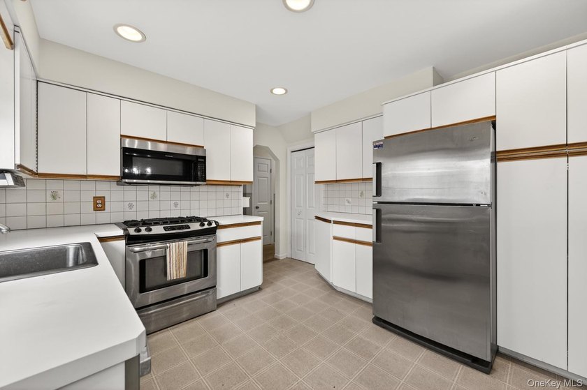Welcome to 567 Pearl Street! This expansive and well maintained - photo 17