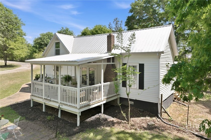Charming updated 1940's white Farmhouse with 4 bedrooms &amp; 2.5 - photo 22