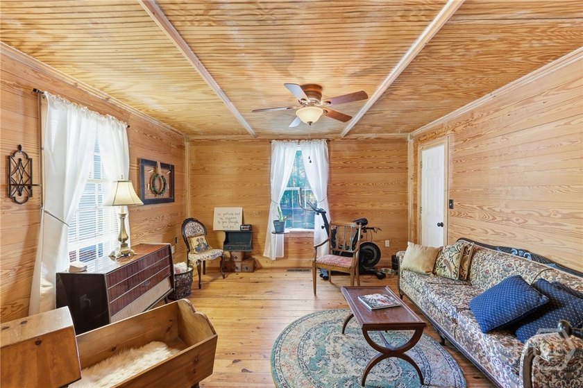 Charming updated 1940's white Farmhouse with 4 bedrooms &amp; 2.5 - photo 24