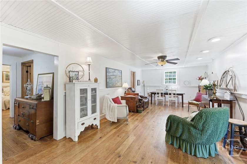 Charming updated 1940's white Farmhouse with 4 bedrooms &amp; 2.5 - photo 27