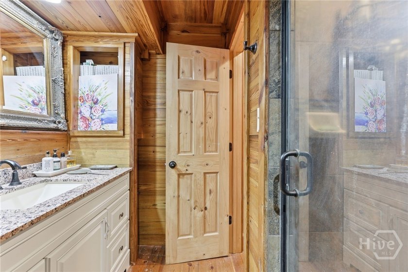 Charming updated 1940's white Farmhouse with 4 bedrooms &amp; 2.5 - photo 33