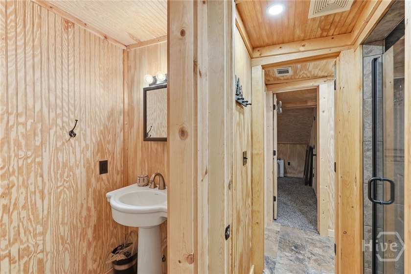Charming updated 1940's white Farmhouse with 4 bedrooms &amp; 2.5 - photo 36