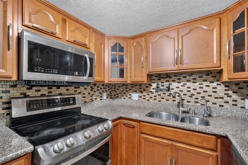 Move-in ready 2-bedroom, 2-bath condo in the heart of Miami! - photo 6