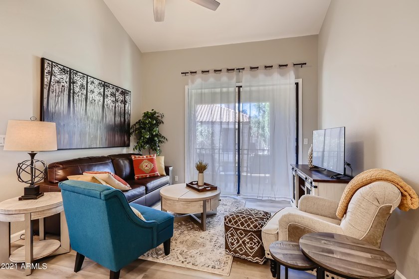 Exceptional 5-star newly remodeled top to bottom. 2 beds, 2 - photo 2
