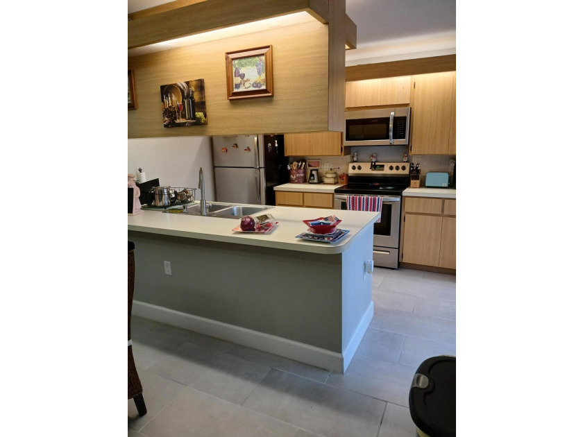 Centrally located large townhome with tile on 1st floor, wood on - photo 5