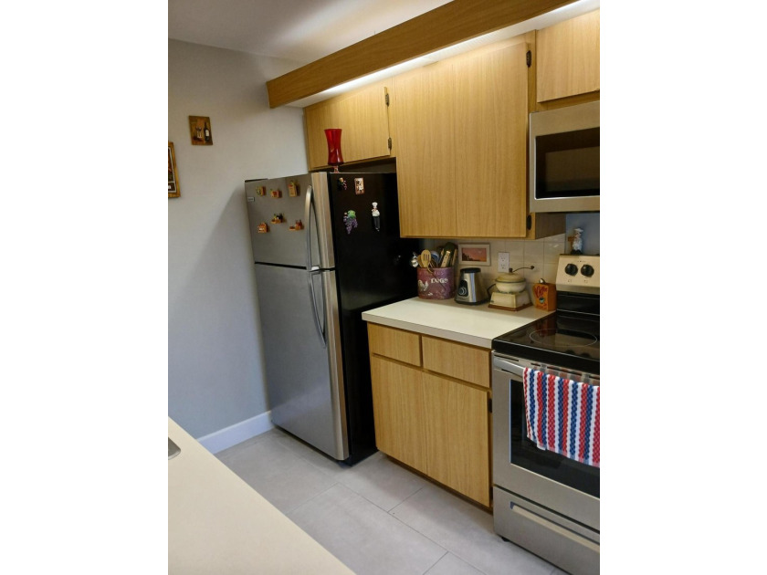 Centrally located large townhome with tile on 1st floor, wood on - photo 7