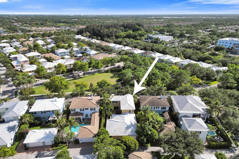 Welcome to this stunning 4-bedroom, 3.5-bathroom residence - photo 9