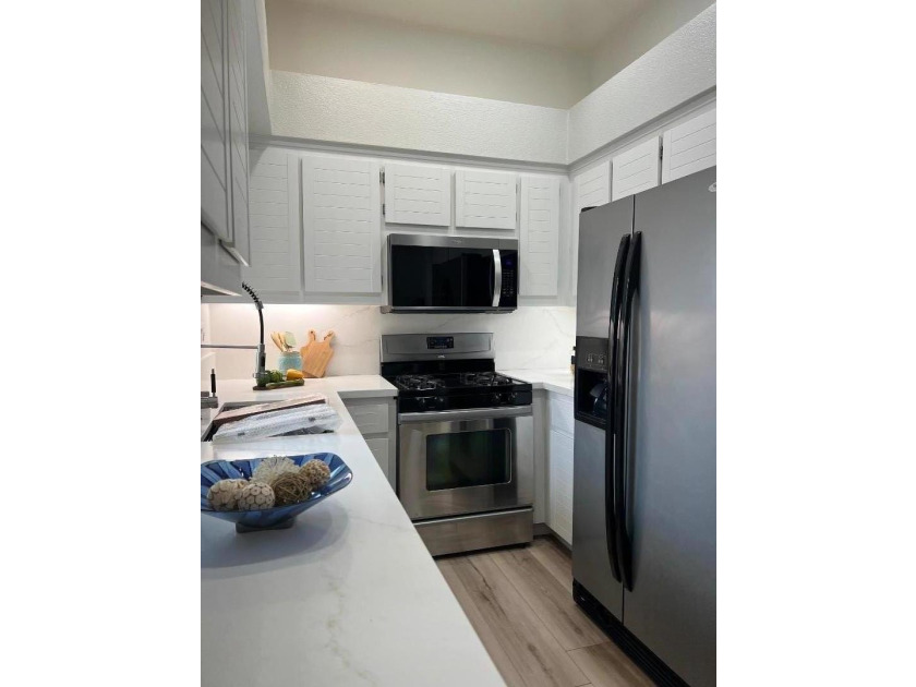 Welcome to this light, bright, &amp; spacious 2-bedroom, 2-bath - photo 3