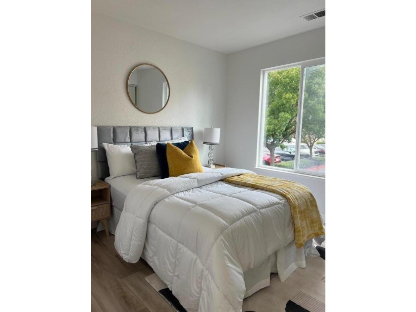 Welcome to this light, bright, &amp; spacious 2-bedroom, 2-bath - photo 7